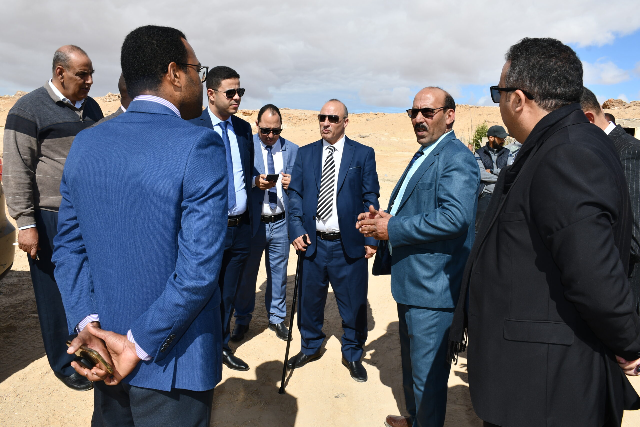 وفد هام من قناصلة الإفريقية يزور تعاونية تكافل لبيع و تسويق الملح بصبخة أم الضبع رئيس التعاونية السيد”العروصي سويح