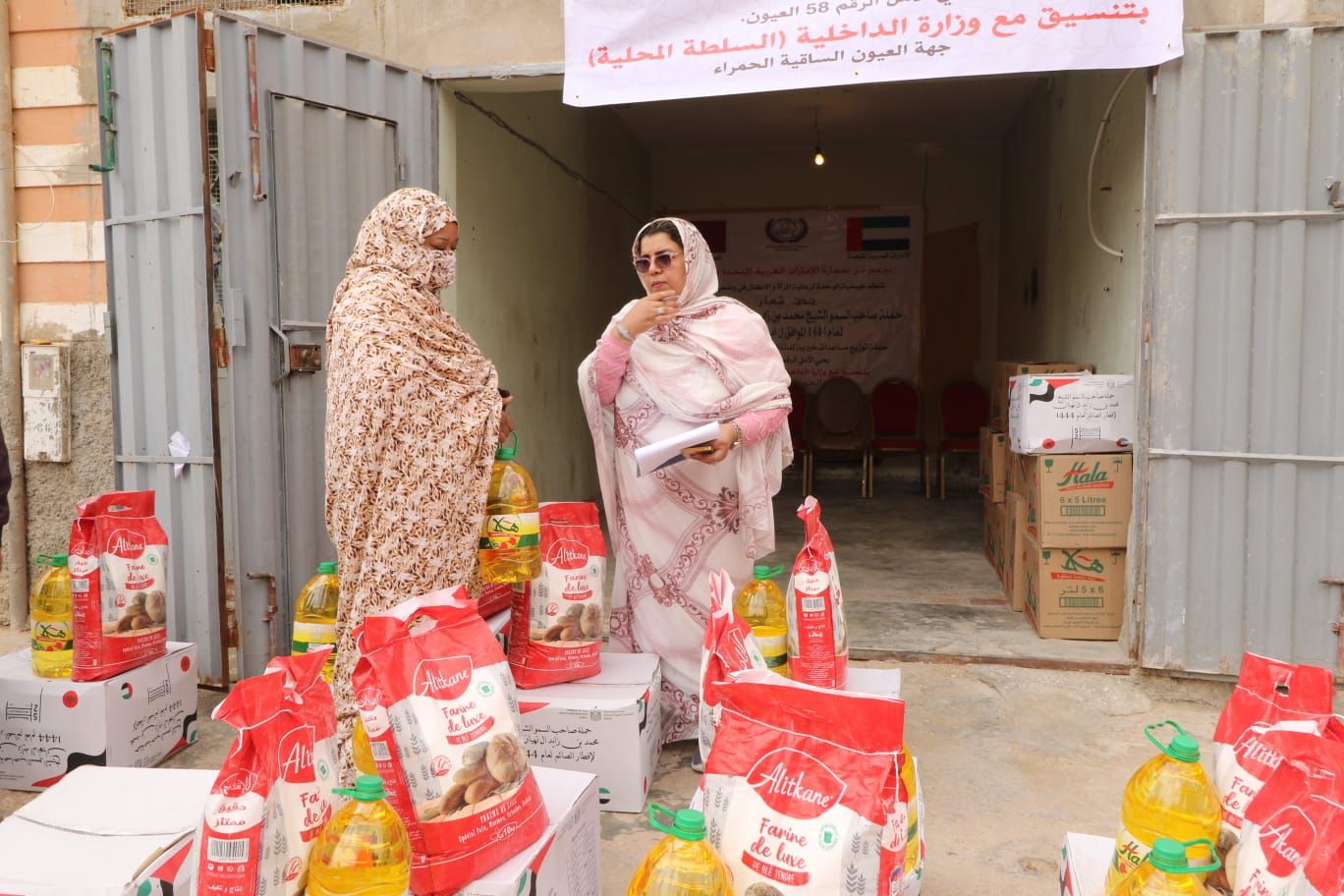 الفاعلة الجمعوية مريم العيساوي بتوزيع قفف رمضان بدعم من سفارة الإمارات العربية المتحدة