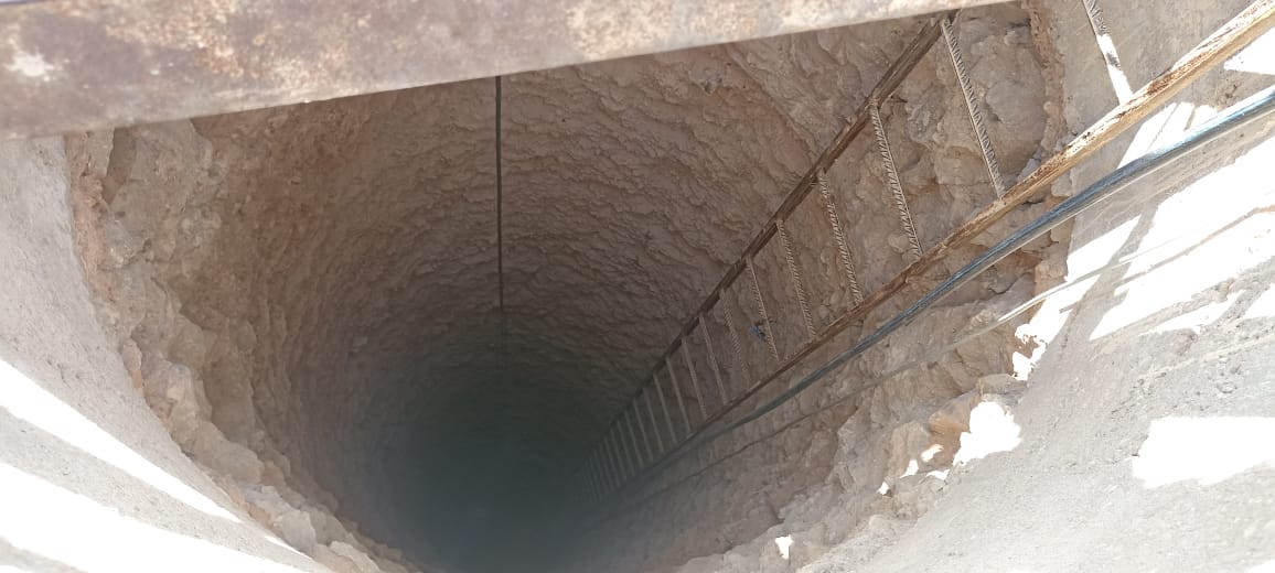العيون … عملية انقاذ عمال سقطو في بأر ” للصرف الصحي “