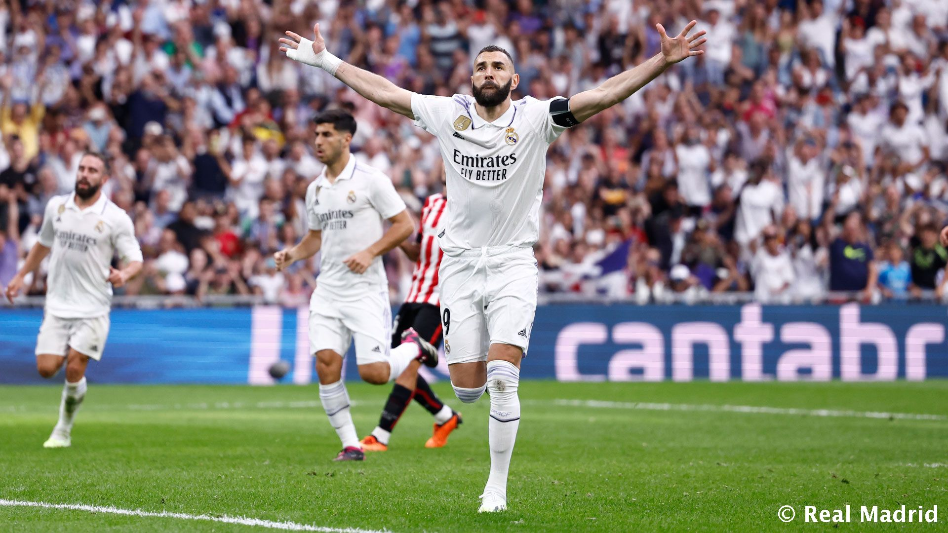 بالصور.. وداع عاطفي من بنزيما لجماهير ريال مدريد