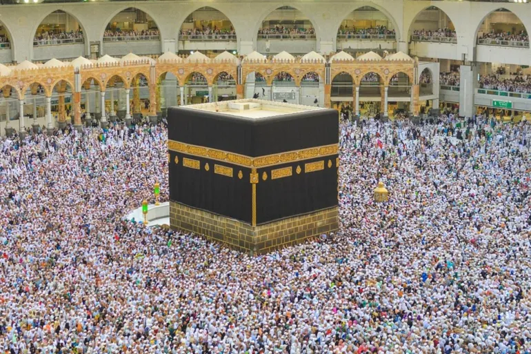 حشود ضخمة في طواف الوداع بآخر ساعة من مناسك الحج