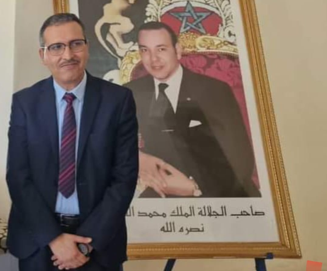 هذا الشخص الذي في الصورة اسمه مصطفى أيت علا