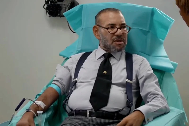 الملك يتفقد الحالة الصحية لضحايا الزلزال ويتبرع بالدم بمستشفى مراكش