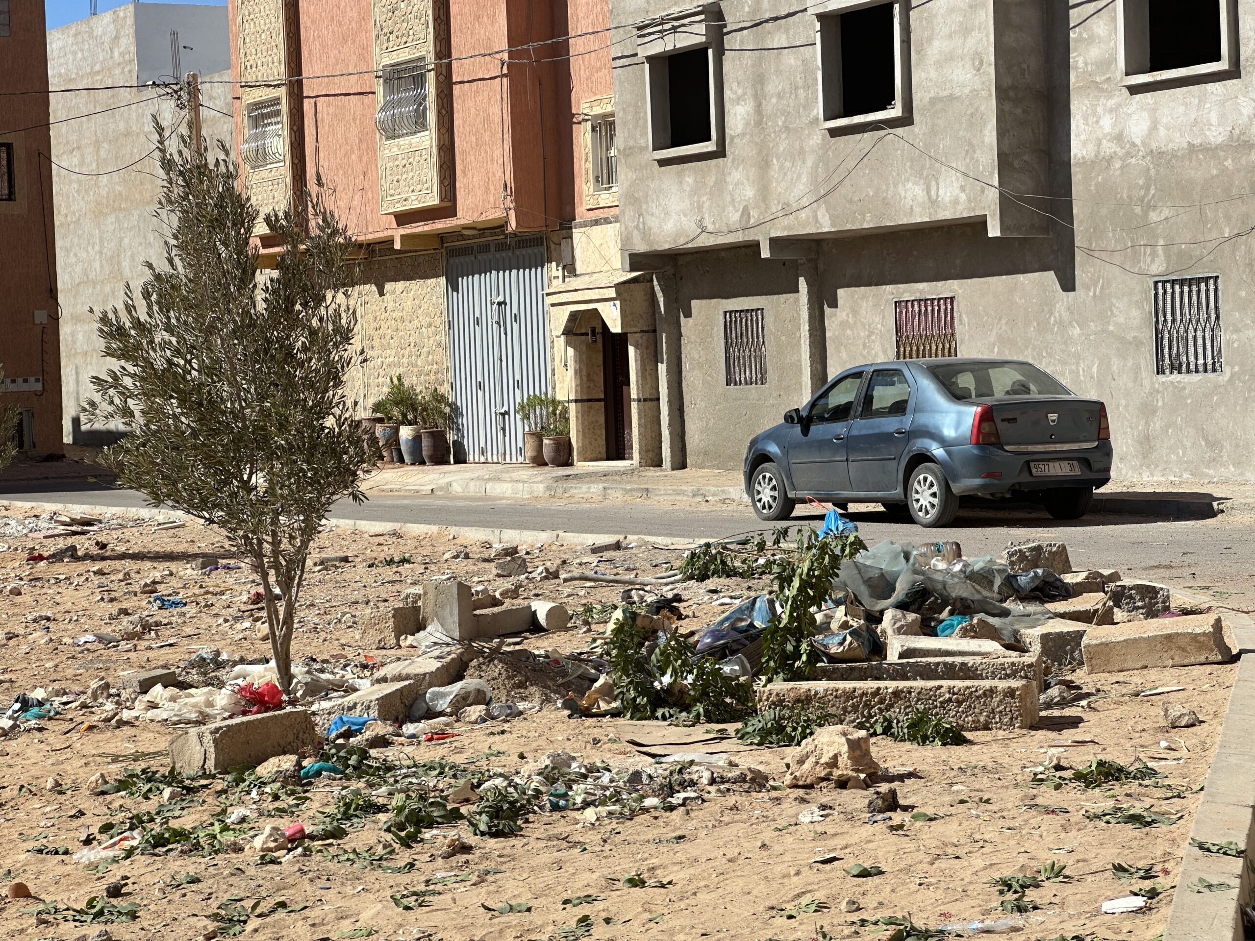 حي الأمل 2 بالعيون انتشار النفايات يثير غضب السكان