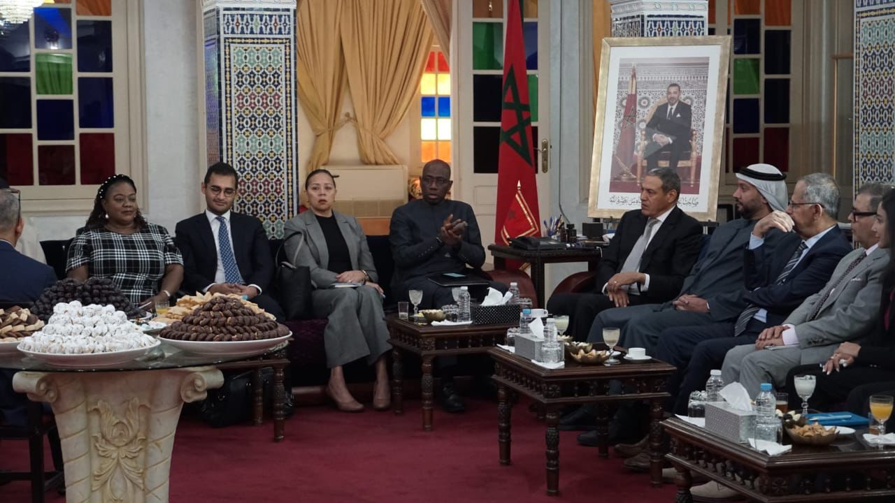 والي جهة العيون الساقية الحمراء يستقبل وفدا دبلوماسيا يزور الأقاليم الجنوبية