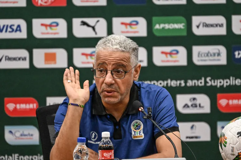 تصريحاته اعتبرت مسيئة لمنتخب المغرب.. “الكاف” يعاقب الجزائري عمروش مدرب تنزانيا