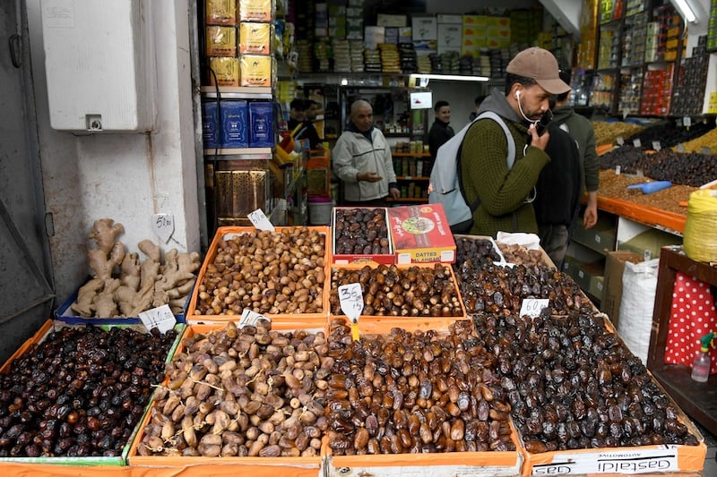سوق التمور بالمغرب قبل رمضان .. وفرة العرض لا تمنع غلاء أصناف محلية