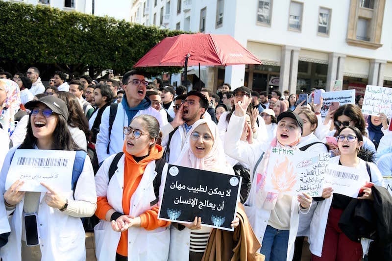 تدخّل رئيس الحكومة يقرّب “أزمة كليات الطب والصيدلة” من الانفراج