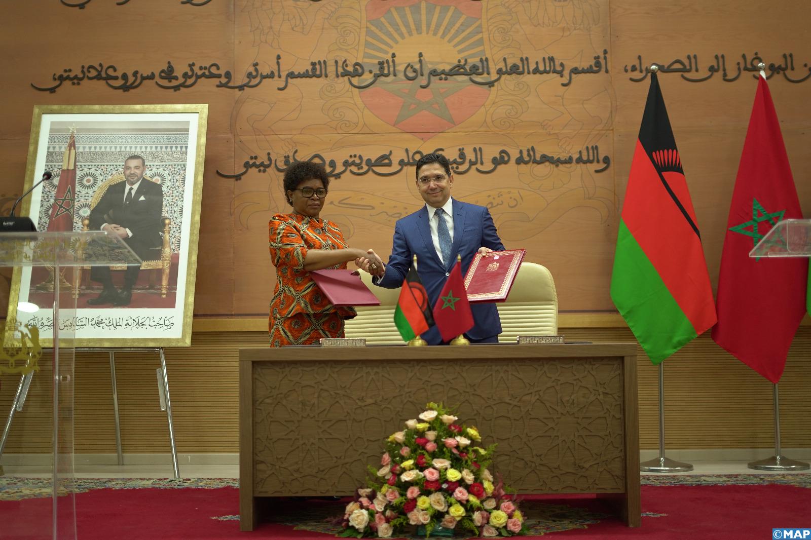 العيون.. المغرب ومالاوي يوقعان عددا من الآليات القانونية<span class="label label-info" style="box-sizing: initial; background-color: rgb(58, 135, 173); padding: 1px 4px 2px; border-radius: 3px; font-size: 11.844px; line-height: 14px; color: rgb(255, 255, 255); text-shadow: rgba(0, 0, 0, 0.25) 0px -1px 0px; white-space: nowrap; vertical-align: baseline; font-family: "Times New Roman";"></span>