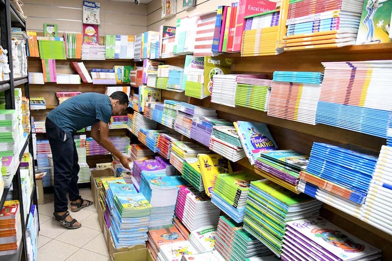 كتب مدرسية تختفي من المكتبات.. وجمعيات تنتظر تدخل وزارة التربية