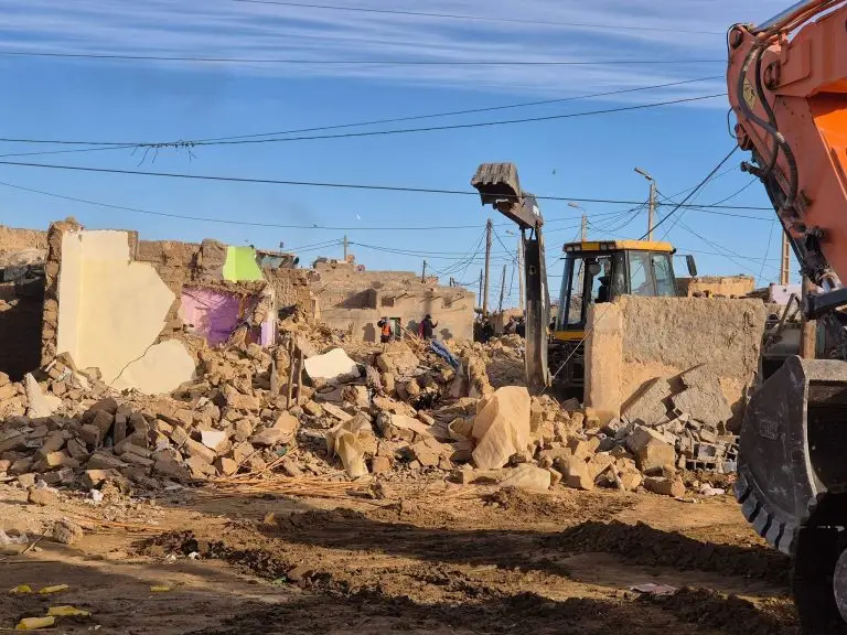 السلطات المحلية بالسمارة تشرع في هدم دور الصفيح وتوزيع منازل جديدة على قاطني مخيم الربيب