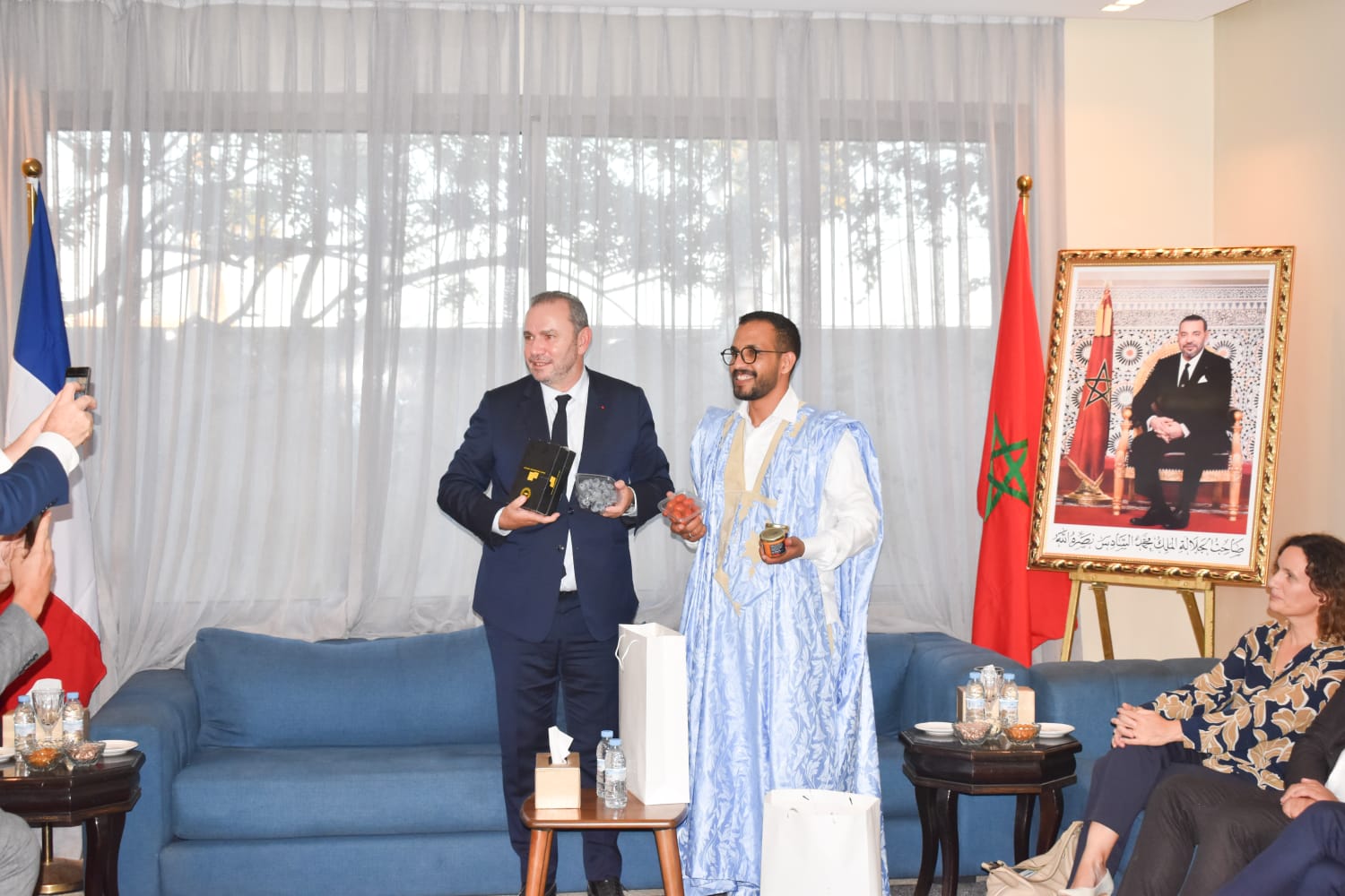 رئيس جماعة الداخلة يعزز الشراكة المغربية-الفرنسية بهدايا رمزية تبرز ثراء الصحراء