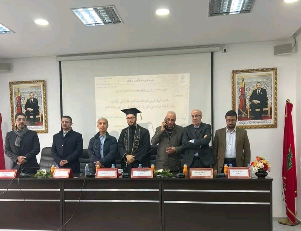 اﻟﺒﺎﺣﺚ ﻣﺤﻤﺪ ﺳﻌﻴﺪ أوﻻد ﻋﻠﻲ ﻳﻨﺎل ﺷﻬﺎدة اﻟﺪﻛﺘﻮرة ﺑﻤﻴﺰة ﻣﺸﺮف ﺟﺪا ﻣﻊ اﻟﺘﻨﻮﻳﻪ