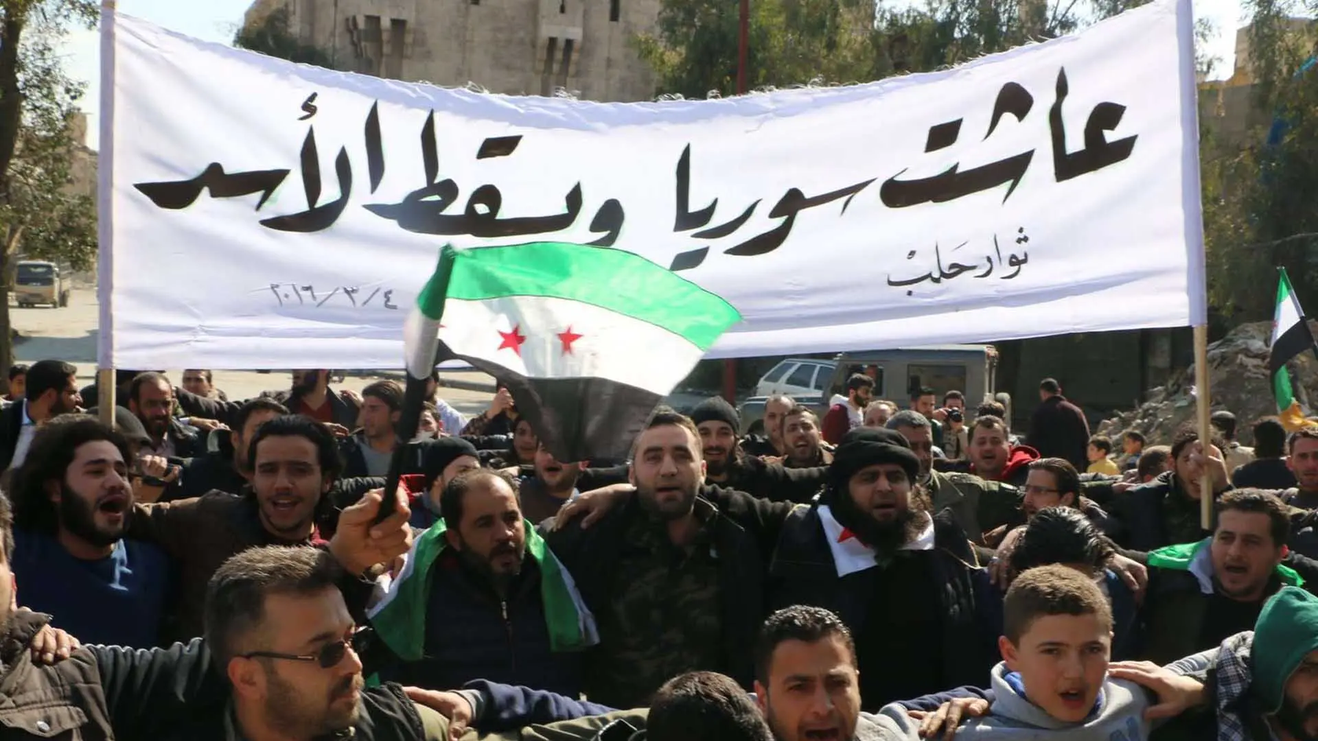التلفزيون الرسمي السوري يعلن “انتصار الثورة السورية “