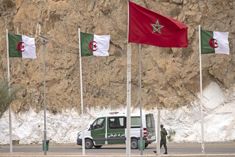 السلطات الجزائرية تسلم 60 شابًا مغربيًا بعد قضاء محكوميتهم في السجون الجزائرية