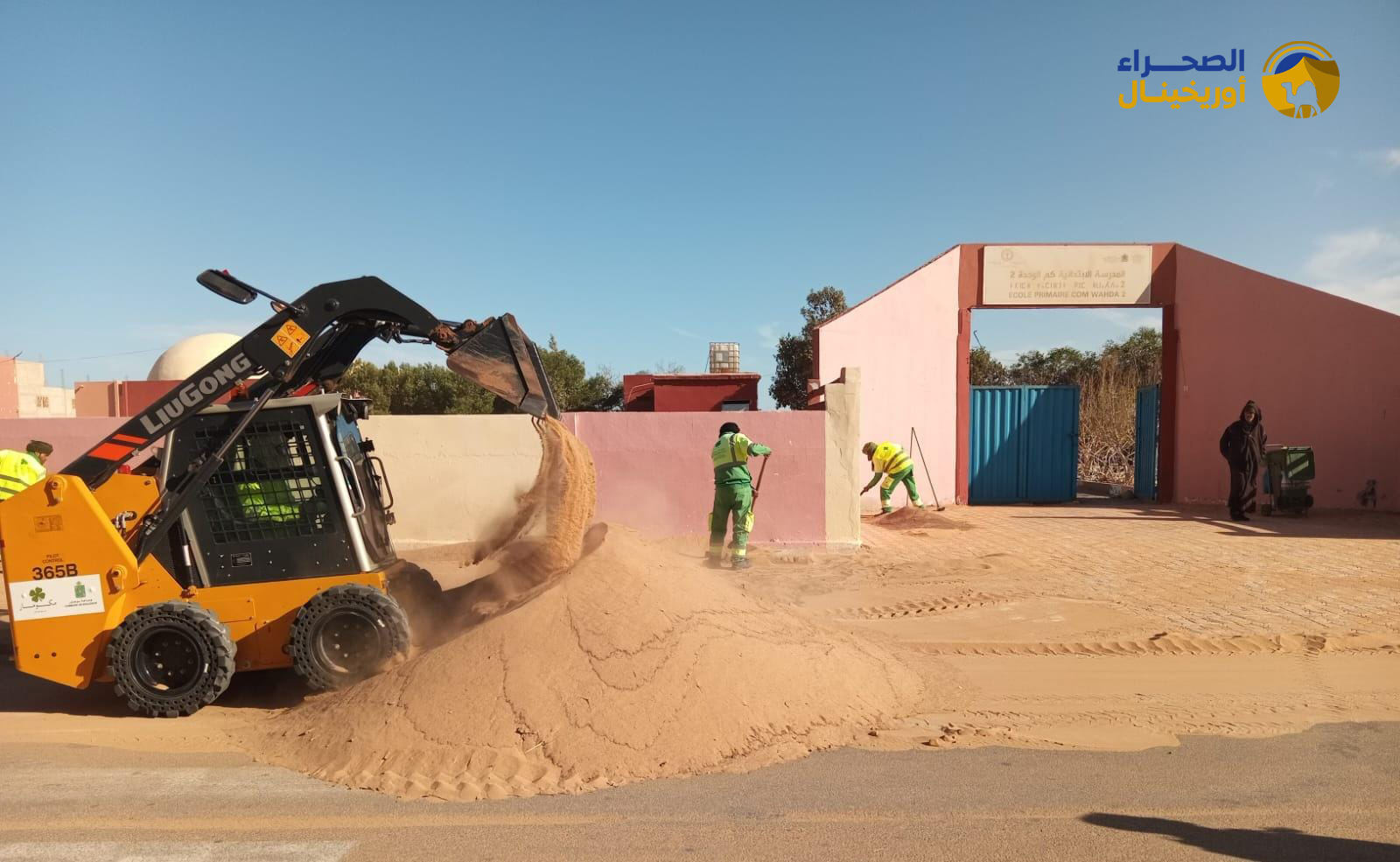 بوجدور : مجهودات جبارة لإزالة الرمال من أحياء المدينة وسيدي الغازي ومواجهة إشكالية زحف الرمال