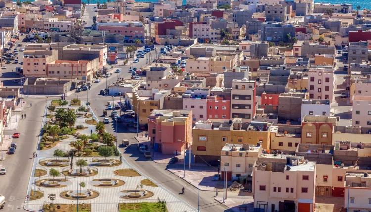 الداخلة بين مطرقة الصراعات السياسية وسندان التنمية المؤجلة
