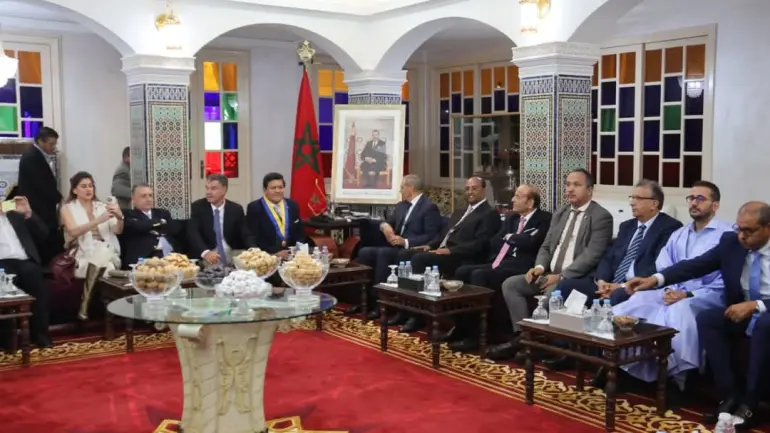 والي جهة العيون يستقبل رئيس البرلمان الأنديني ويستعرض إنجازات الأقاليم الجنوبية