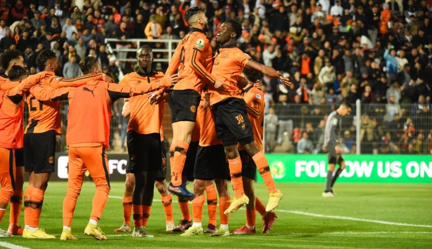 نصف نهائي كأس الكونفدرالية الإفريقية … الاتحاد الإفريقي لكرة القدم يسلط الضوء على الفوز الكبير الذي حققه نهضة بركان على حساب شباب قسنطينة الجزائري