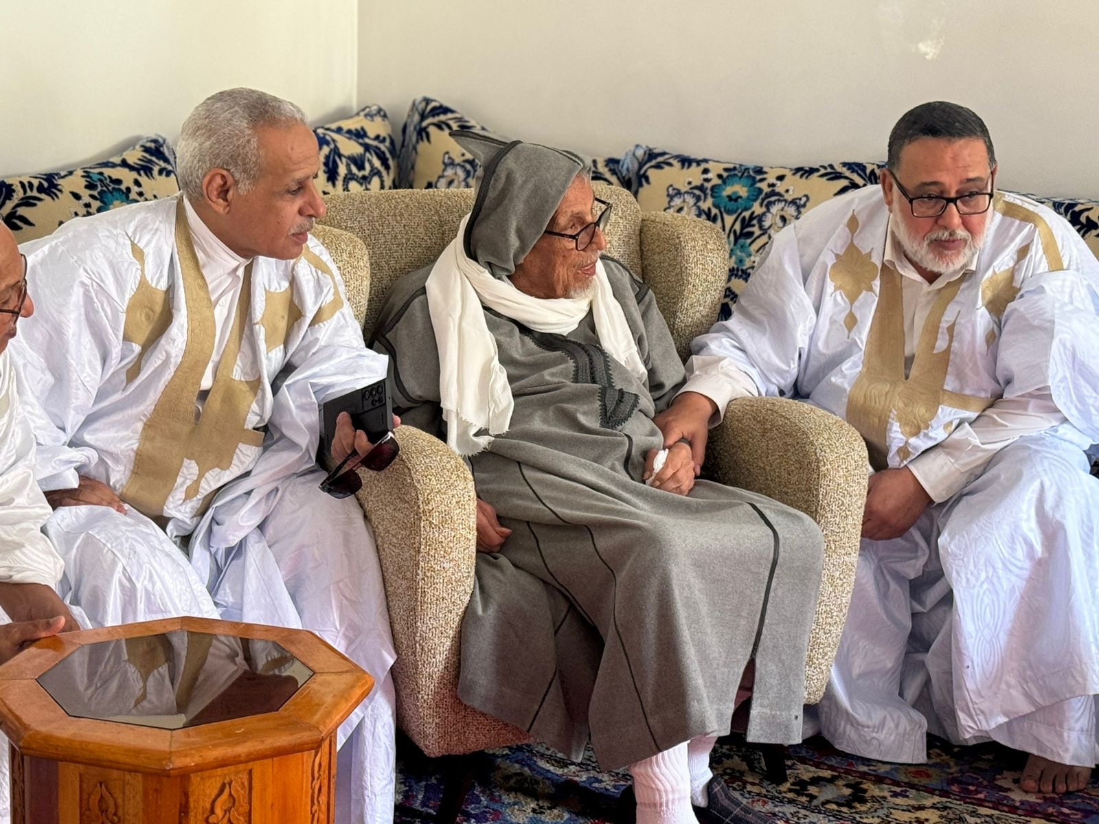 قام وفد رفيع المستوى من قبيلة الشرفاء أولاد بسباع صباح اليوم ،بزيارة لمنزل الحاج إبراهيم ادويهي بمدينة العيون.