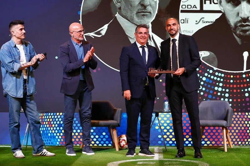 الركراكي يُكرَّم في مدريد خلال مؤتمر دولي بحضور كبار مدربي العالم
