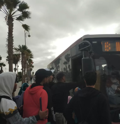 مواطنون يشتكون من ضعف خدمة الحافلات بين فم الواد ومدينة العيون