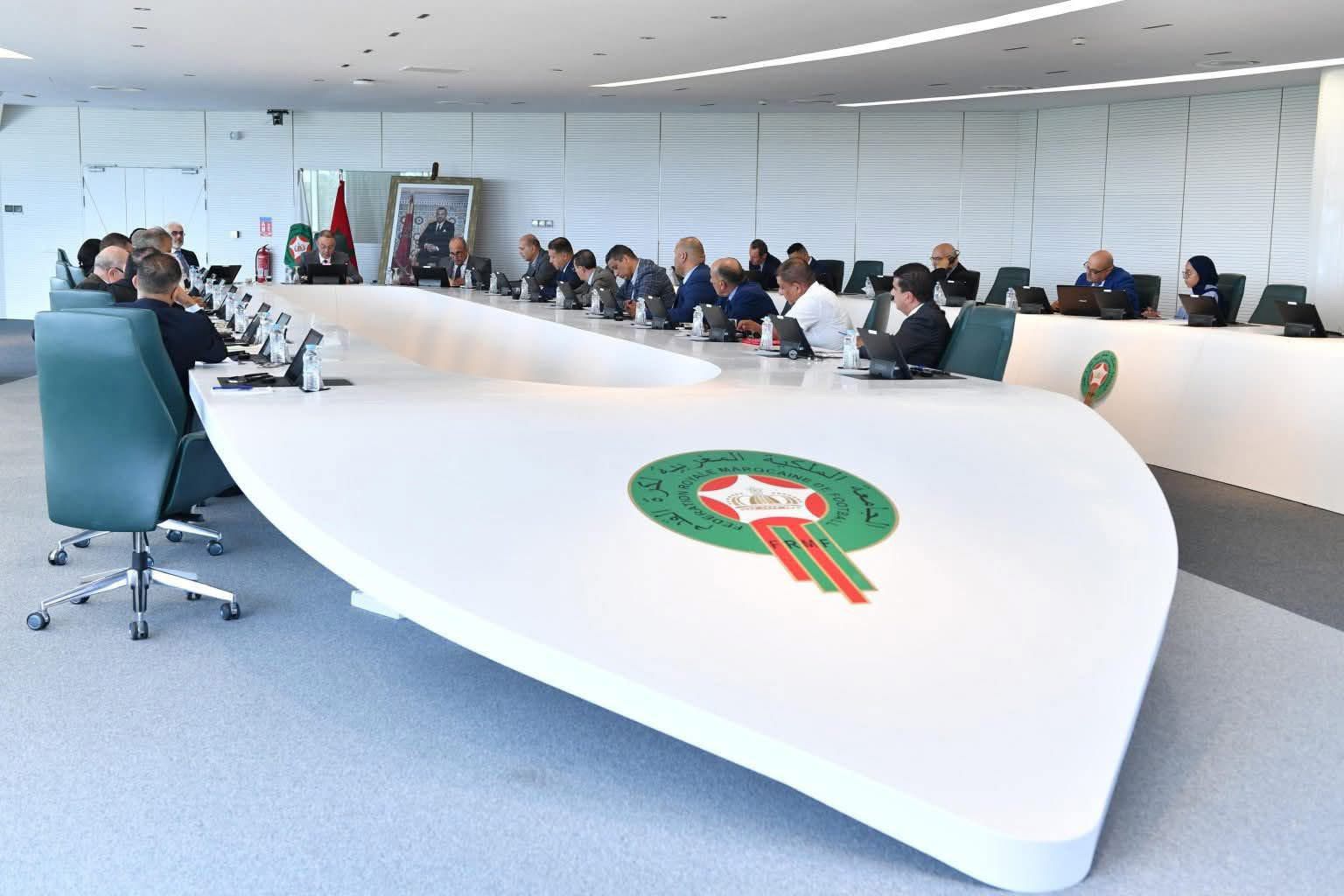 بلاغ الجامعة الملكية المغربية لكرة القدم حول اجتماع المكتب المديري وتحديثات تنظيمية